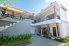 Crystal Flow Guest House & Apartment Canggu