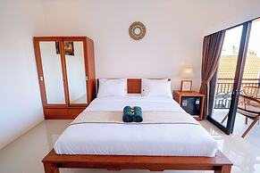 Crystal Flow Guest House & Apartment Canggu