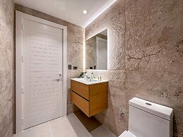Luxury 3 Bedroom Apartment at the Beach