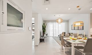 Beachside 2BR W Pool Gym Lagoon Access