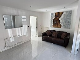 House - Sleeps 5, Private Parking & Pets Allowed