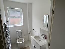 House - Sleeps 5, Private Parking & Pets Allowed