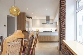Spacious 4-bed Near City Sea