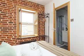 Spacious 4-bed Near City Sea