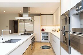 Spacious 4-bed Near City Sea