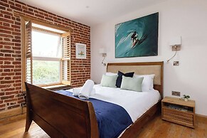 Spacious 4-bed Near City Sea