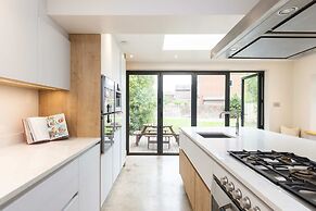 Spacious 4-bed Near City Sea