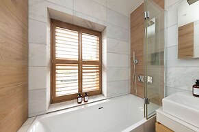 Spacious 4-bed Near City Sea
