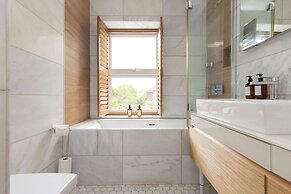 Spacious 4-bed Near City Sea