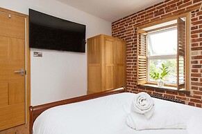 Spacious 4-bed Near City Sea