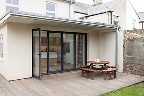 Spacious 4-bed Near City Sea