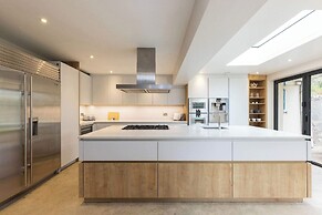 Spacious 4-bed Near City Sea