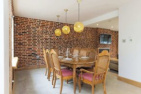 Spacious 4-bed Near City Sea