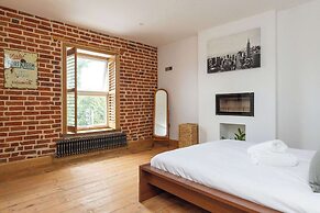 Spacious 4-bed Near City Sea