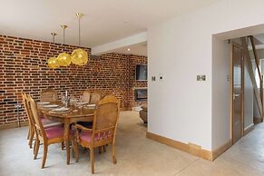 Spacious 4-bed Near City Sea