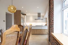 Spacious 4-bed Near City Sea