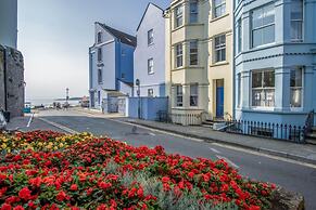 Beachcomber Seaside Apartment - 2 Bedroom - Tenby
