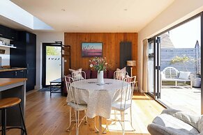 Spacious Coastal Retreat for 10 in West Wittering