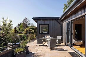 Spacious Coastal Retreat for 10 in West Wittering