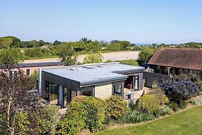 Spacious Coastal Retreat for 10 in West Wittering