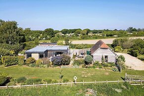 Spacious Coastal Retreat for 10 in West Wittering