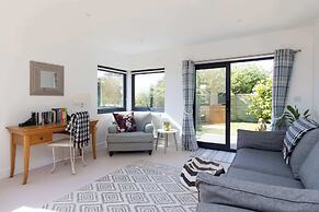 Spacious Coastal Retreat for 10 in West Wittering