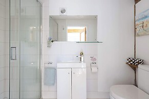 Spacious Coastal Retreat for 10 in West Wittering