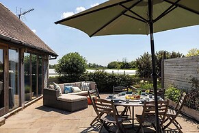 Spacious Coastal Retreat for 10 in West Wittering