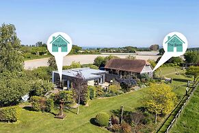 Spacious Coastal Retreat for 10 in West Wittering