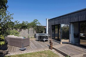 Spacious Coastal Retreat for 10 in West Wittering