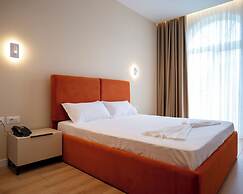 Leo Hotel