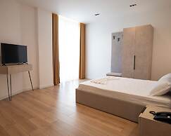Leo Hotel
