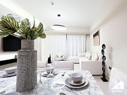Skyline Elegance Fountain View 3BR in Downtown