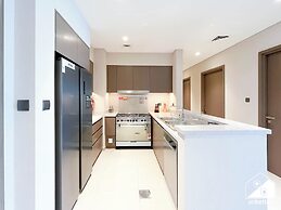 Skyline Elegance Fountain View 3BR in Downtown