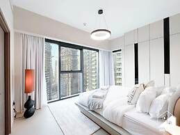Skyline Elegance Fountain View 3BR in Downtown