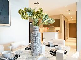 Skyline Elegance Fountain View 3BR in Downtown