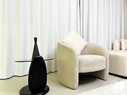 Skyline Elegance Fountain View 3BR in Downtown