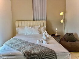 ICC Luxury Suites By Grab A Stay