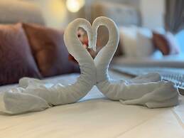ICC Luxury Suites By Grab A Stay