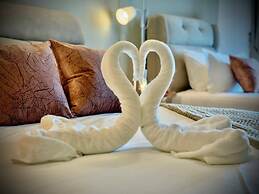 ICC Luxury Suites By Grab A Stay