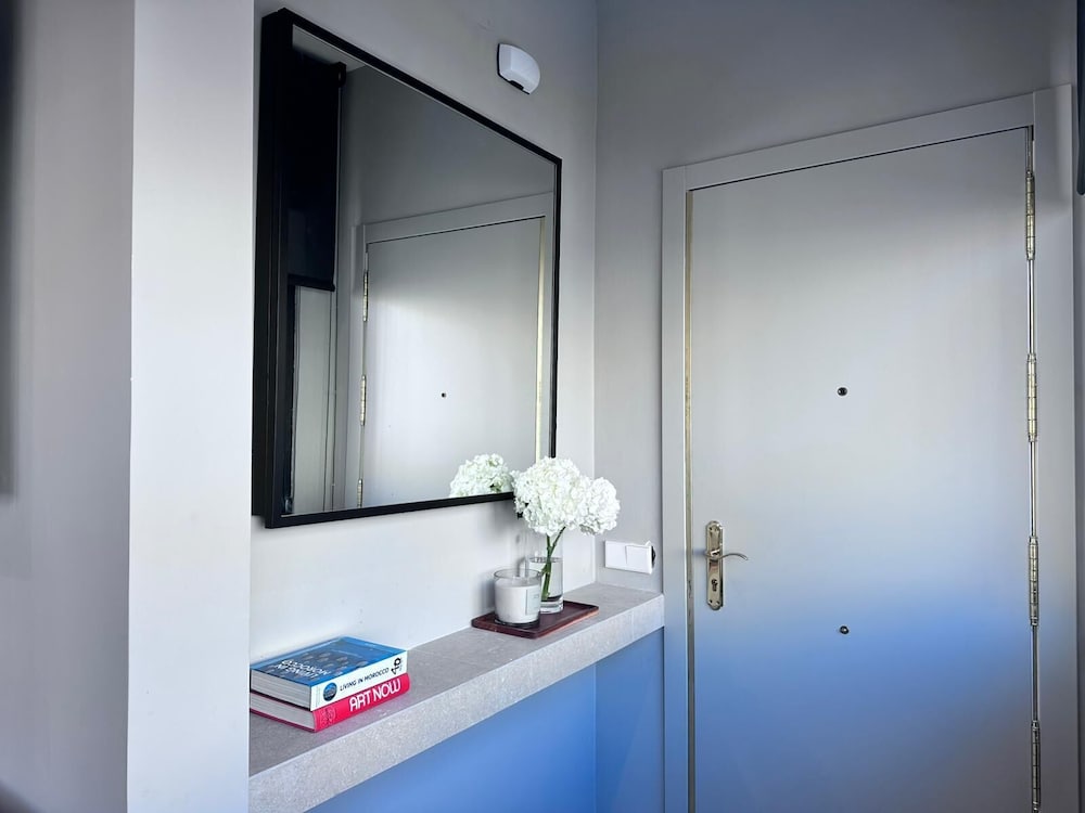 Edmond Vibes Almagro Suites