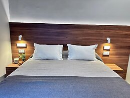 Edmond Vibes Almagro Suites