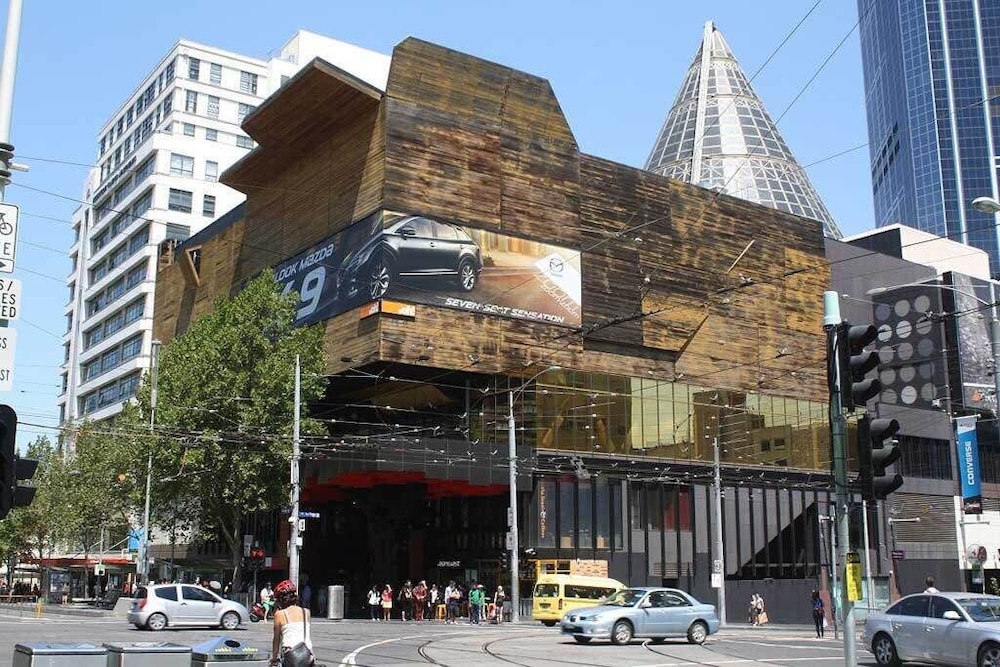 A Comfy 2BR Apt Near Melbourne Central, City Views
