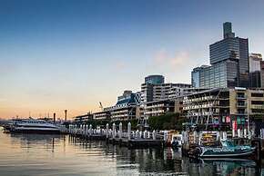 A Comfy 2BR Apt Right Next to Darling Harbour