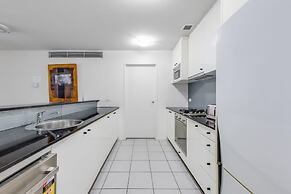 A Comfy 2BR Apt Right Next to Darling Harbour