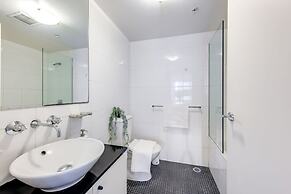 A Comfy 2BR Apt Right Next to Darling Harbour