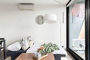 Cozy 2BR Apt, Steps From Melb Central With Parking
