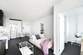 Stylish CBD Apartment With Stunning Harbour Views