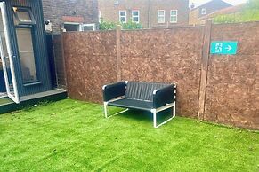 House - Sleeps 8 - Garden - Parking