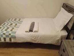 House - Sleeps 8 - Garden - Parking